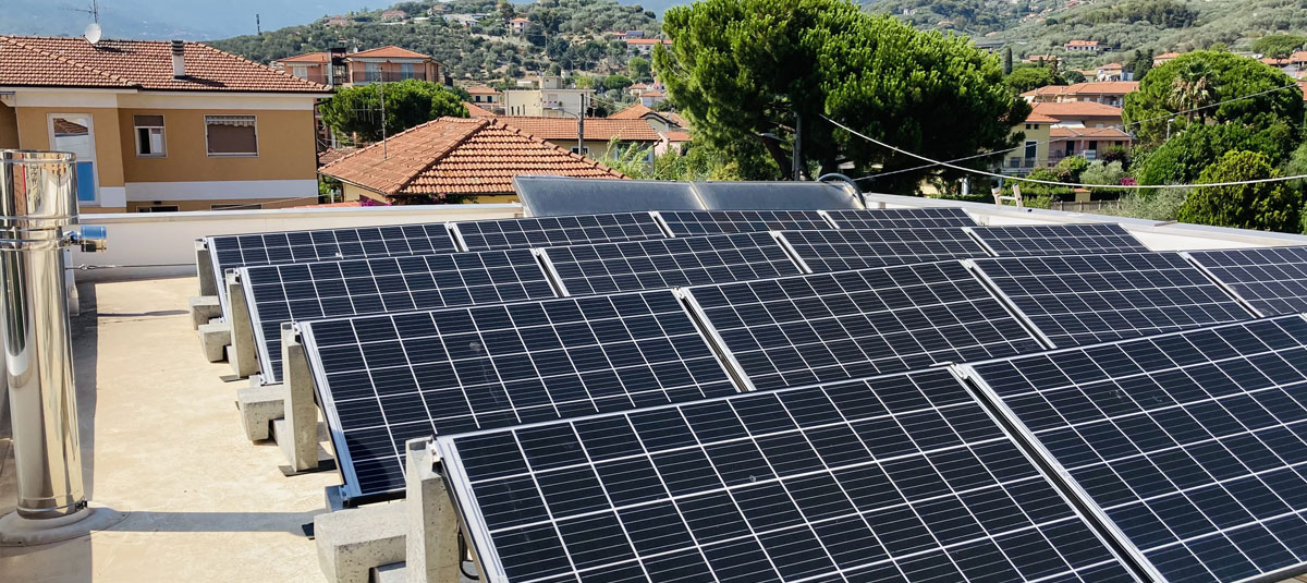 Pannelli solari sopra un tetto di un edificio
