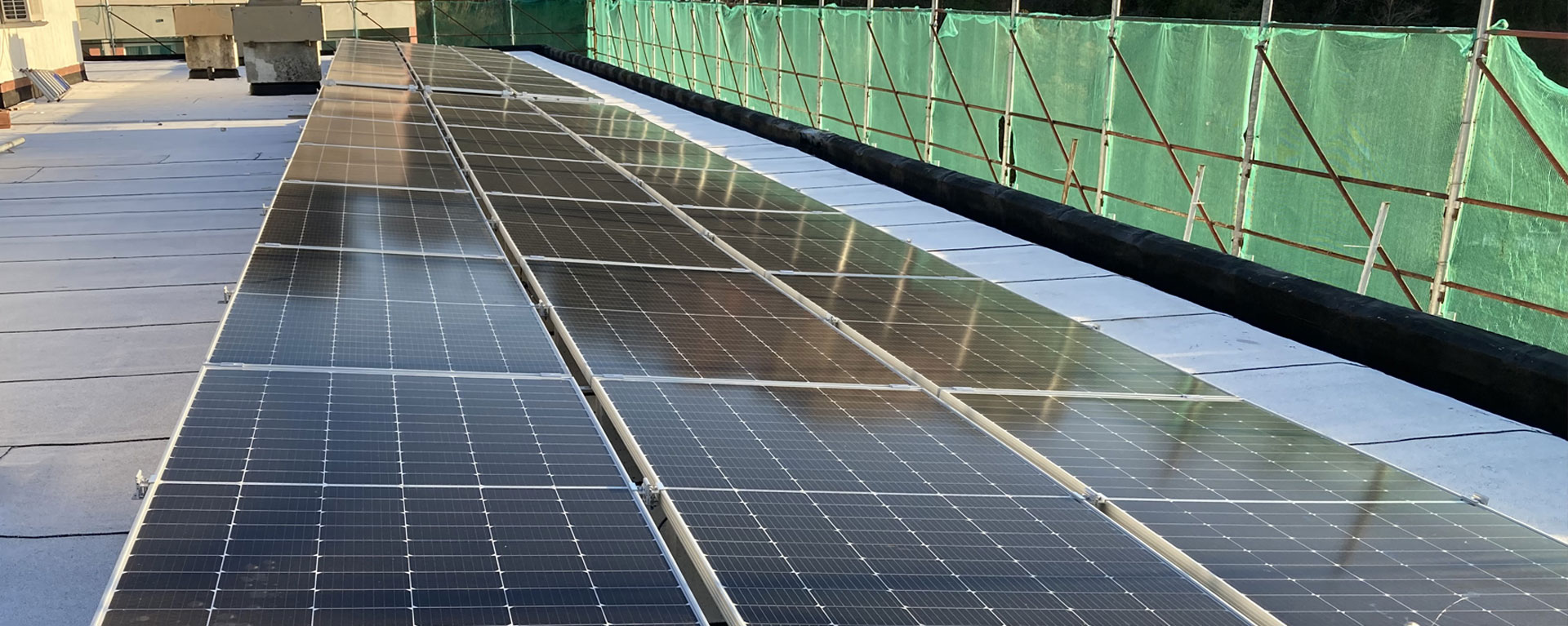 Pannelli solari sopra un tetto di un edificio - Impianti da 19,95 kWp condominio Genova