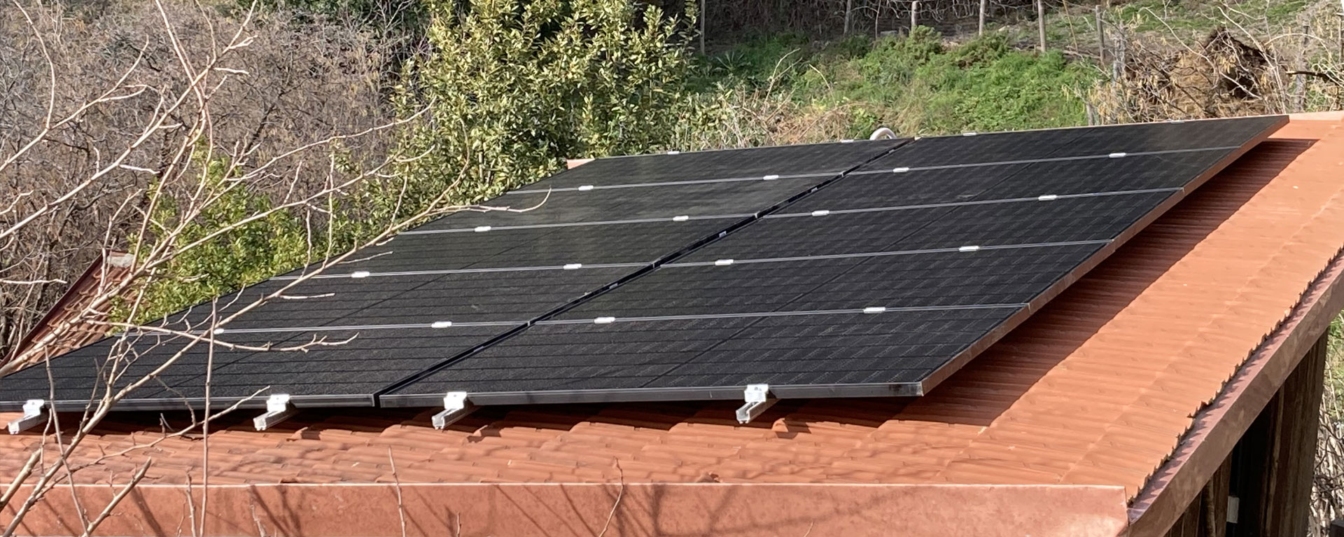 Pannelli solari sopra un tetto di una struttura