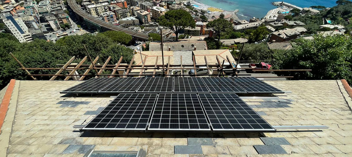 Pannelli solari sopra un tetto di un edificio