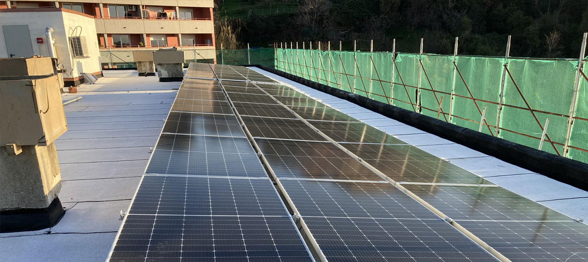 Pannelli solari sopra un tetto di un edificio - Impianti da 19,95 kWp condominio Genova